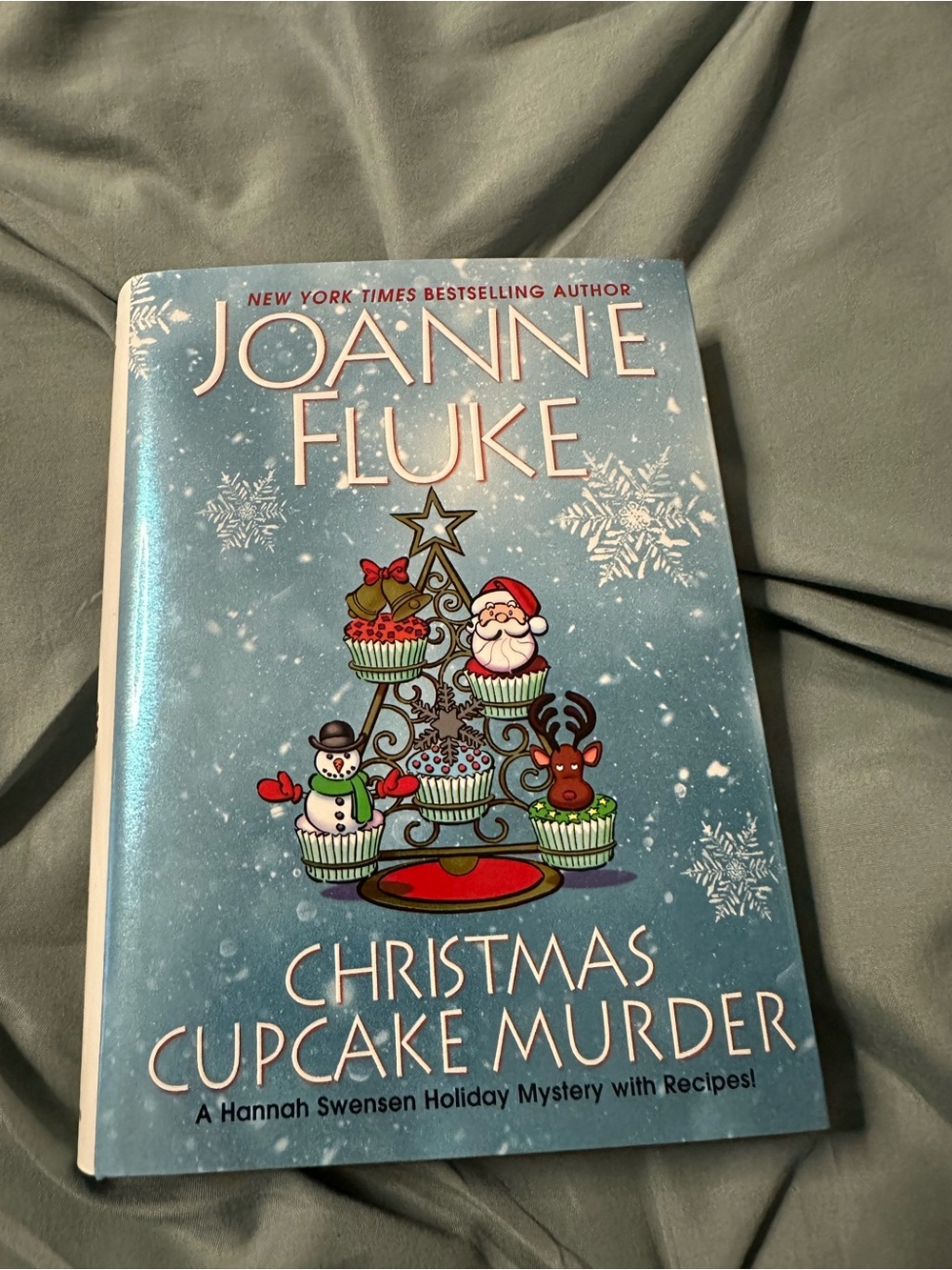 📚4 for $25 📚Christmas Cupcake Murder by Joanne Fluke